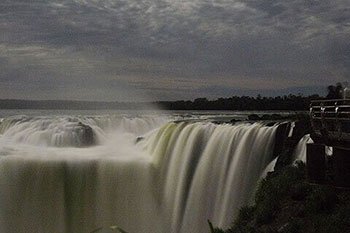 cataratas con luna llena